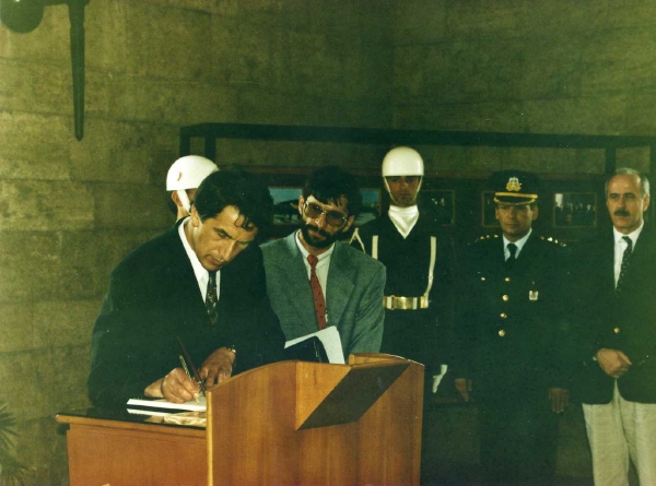 Anıtkabir hatıra defteri imzalanırken