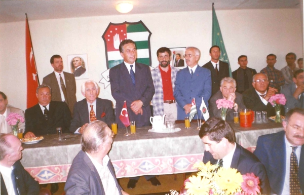 Ardzınba ile Abhaz Derneği'nde, 