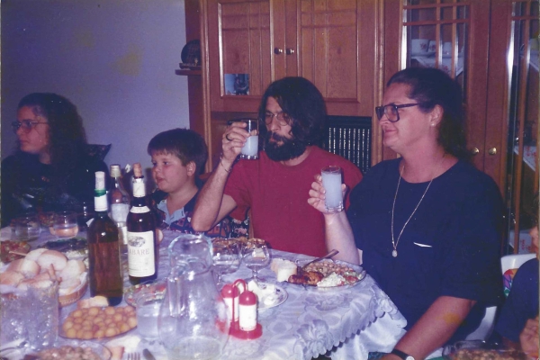 1995, Yengesi Kathy ve yeğenleri Sera ve Alex