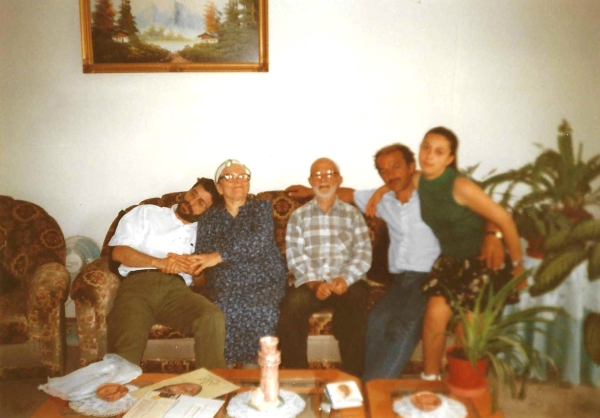 1998, Annesi, babası, ağabeyi ve yeğeni ile